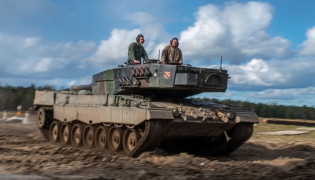 Leopard 2 надихає: заступник Резнікова у Польщі випробував німецький танк
