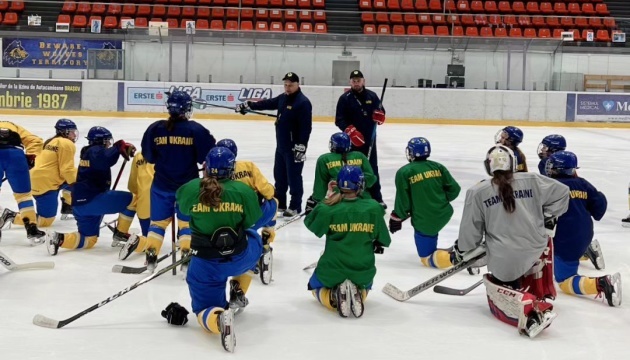 Жіноча збірна України з хокею у Румунії готується до чемпіонату світу
