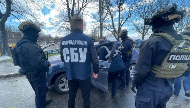 Крали гроші з рахунків жителів ЄС: українські та чеські правоохоронці затримали банду шахраїв