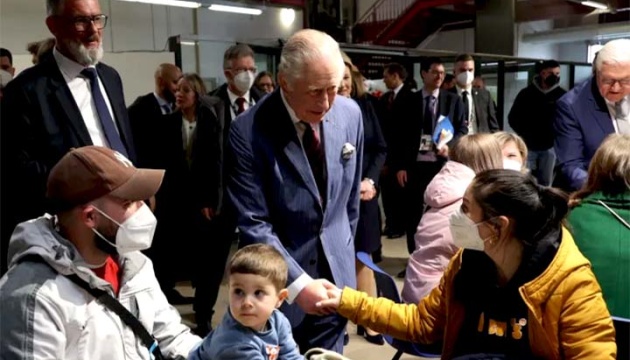 König Charles III. besucht Ankunftszentrum ukrainische Flüchtlinge in Berlin