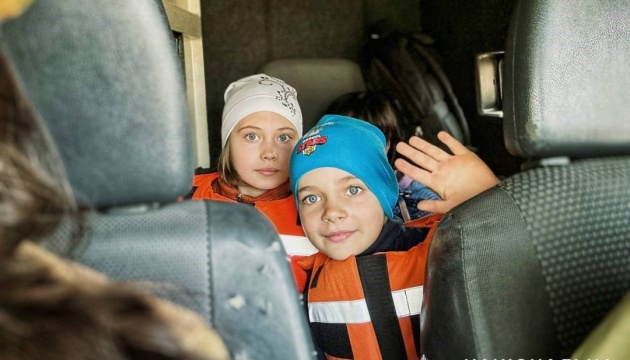 З прифронтового Сіверська евакуювали двох дітей, залишаються ще четверо 