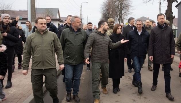 Zelensky y líderes extranjeros visitan la calle en Bucha donde ha sido destruido el convoy de vehículos rusos