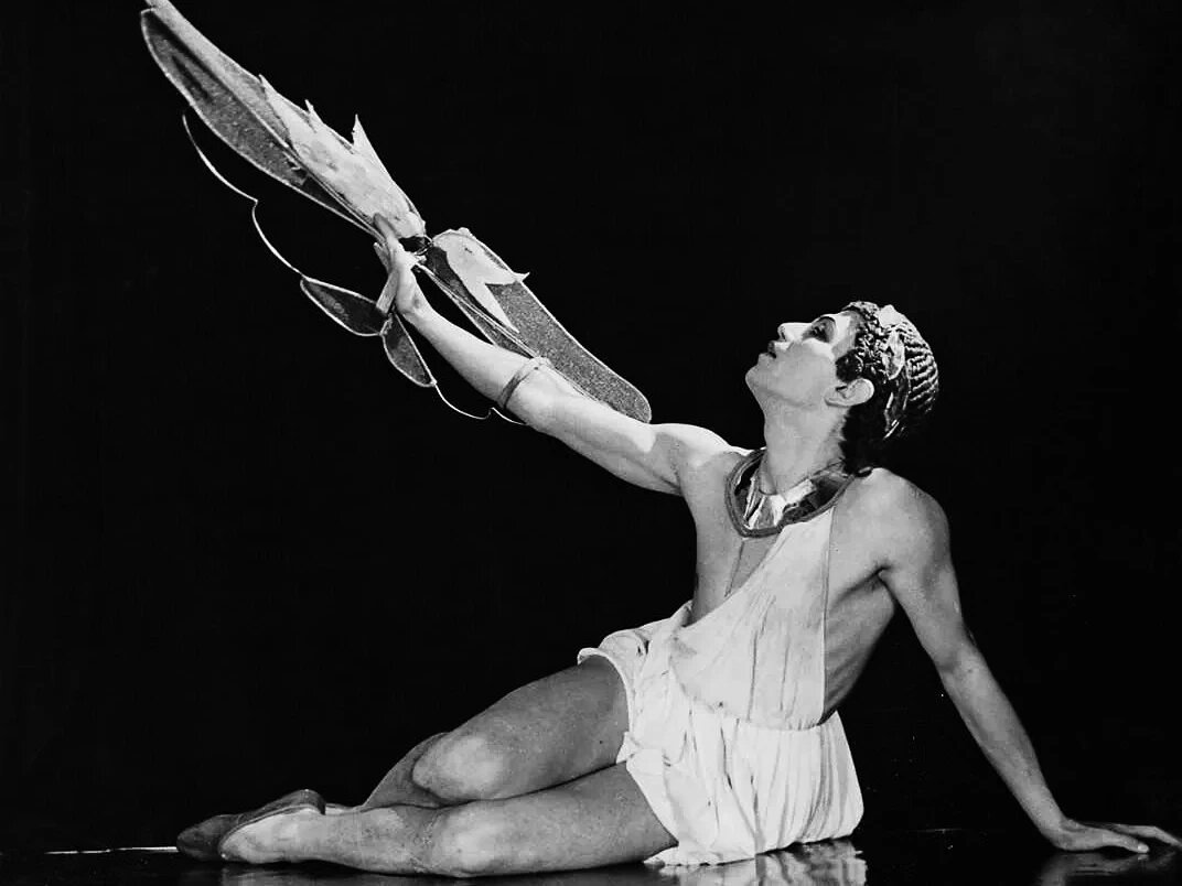 Серж Лифар у ролі Ікара в однойменній виставі, Париж, 1935 р.