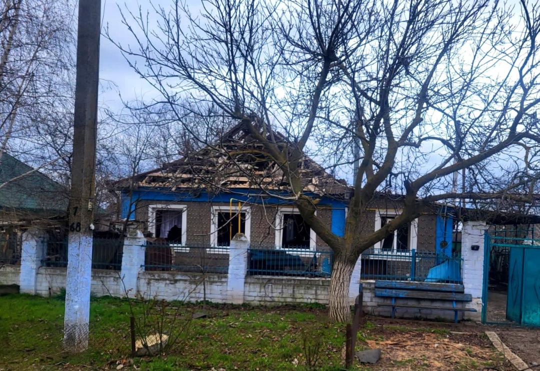 El enemigo ataca dos aldeas en la región de Kherson con bombas aéreas guiadas