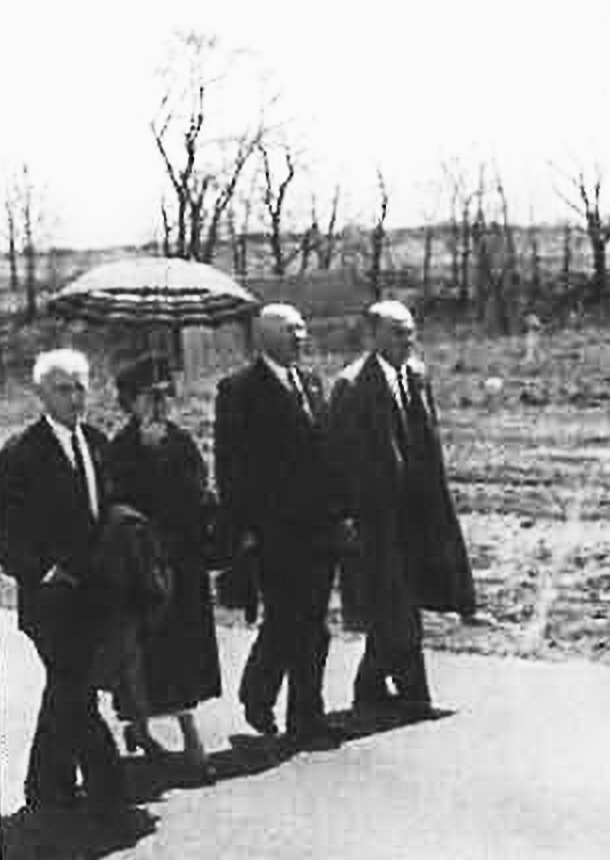 Поховання Петра Дяченка, йдуть Павло Шандрук із дружиною, Данилом Лимаренком та Борисом Бармінським, квітень 1965 р.