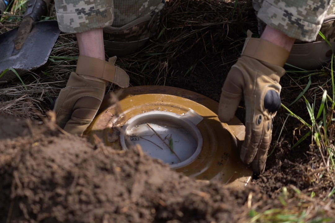 Varias docenas de campos de minas antitanque y barreras instaladas en el norte de Ucrania la semana pasada