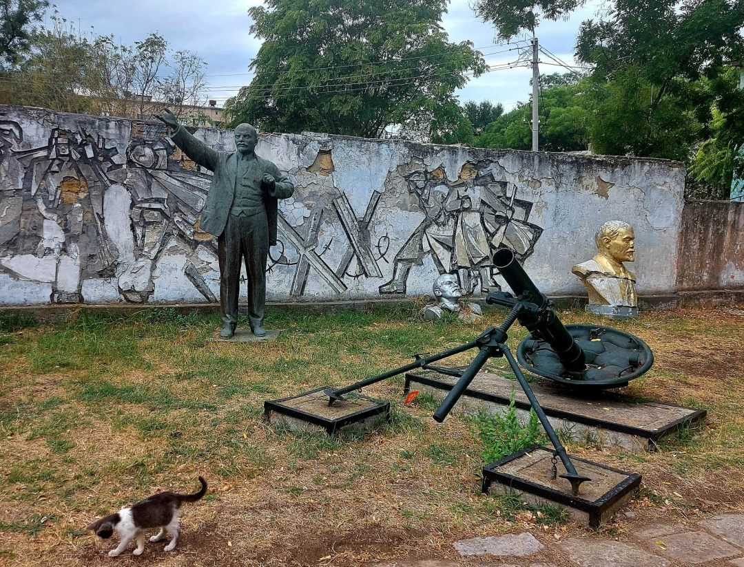 Демонтований Ленін у Болграді. Три екземпляри