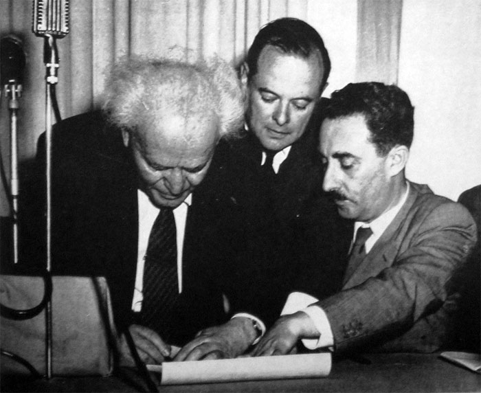  Давид Бен-Гуріон підписує Декларацію незалежності Ізраїлю (крайній справа — Моше Шарет, другий, після Бен-Гуріона, прем'єр-міністр Ізраїлю). Тель-Авів, 14 травня 1948 року 
