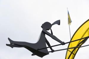 У Бородянці встановили скульптуру «Дівчинка під сонцем» до річниці деокупації Київщини