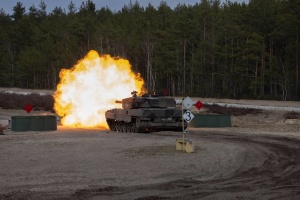 Norwegian instructors training Ukrainian military personnel to operate Leopard tanks