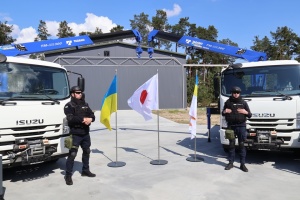 日本、ウクライナ国家非常事態庁にクレーン車６台等の支援品引き渡し