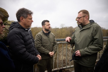 Wiederaufbau der Oblast Tschernihiw: Selenskyj zeigt Habeck Instandsetzung der Brücke über die Desna