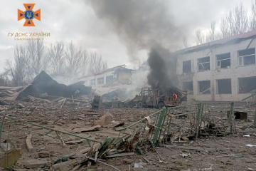 Durch feindlichen Luftangriff Gymnasium in Orichiw in Region Saporischschja zerstört