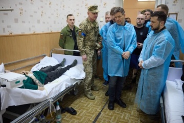 Zełenski odwiedził szpital w obwodzie czernihowskim i wręczył odznaczenia rannym żołnierzom

