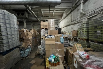 キーウ市内の倉庫に人道支援物資３５０トンが放置　一部は消費期限切れ