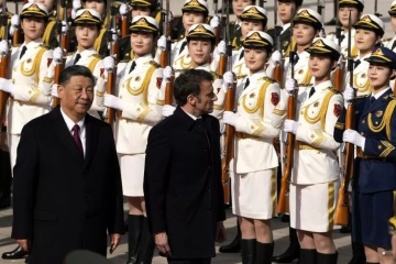 Emmanuel Macron exhorte la Chine à raisonner la Russie sur l'Ukraine