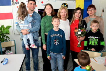 Footballer Malinovskyi meets with Ukrainian refugees in France