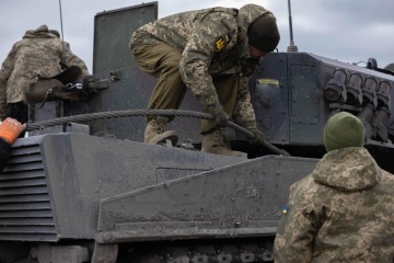 Norwegian instructors training Ukrainian military personnel to operate Leopard tanks in Poland