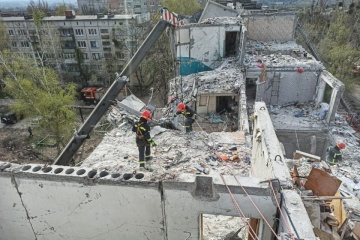 Le bilan du bombardement russe d’un immeuble à Sloviansk s’est alourdi à 12 morts 