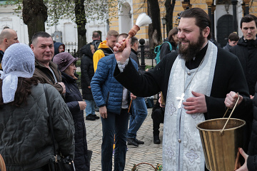 Erster Ostergottesdienst der Orthodoxen Kirche der Ukraine in Kyjiwer Höhlenkloster