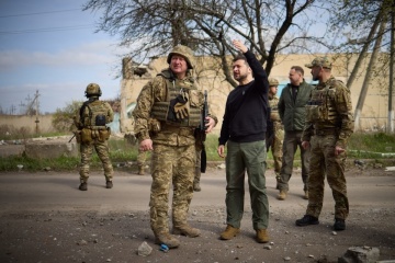 ゼレンシキー宇大統領、東部アウジーウカの前線陣地を訪問　軍人に謝意
