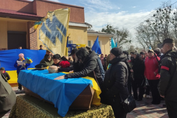 拘束時にオレニウカで殺害されたアゾフ連隊隊員の告別式、ウクライナ中部で開催