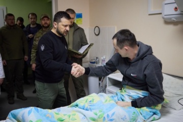 Zełenski odwiedził placówkę medyczną w obwodzie połtawskim, gdzie leczeni są ranni żołnierze Sił Zbrojnych Ukrainy