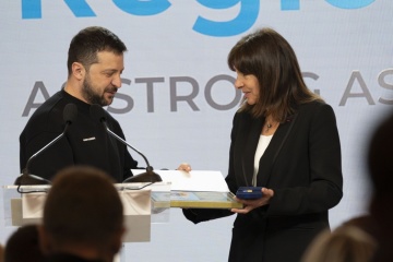 Zelensky entrega a la alcaldesa de París el premio ucraniano "Ciudad Salvadora"