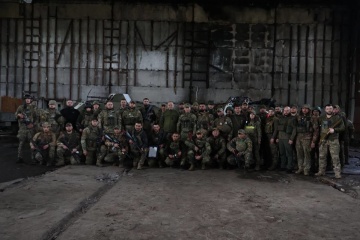 ウクライナ陸軍司令官、東部バフムート方面視察