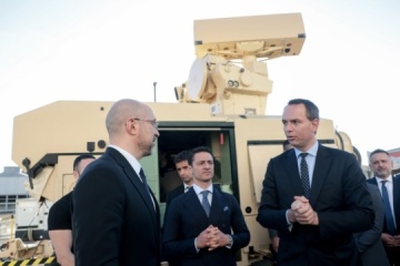 Le premier ministre ukrainien visite les installations d'un fabricant de systèmes de défense aérienne en Italie