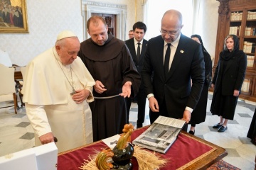 Regierungschef erörtert Friedensformel in Vatikan und übergibt dem Papst Fotoalbum zu Verbrechen Russlands in Ukraine 