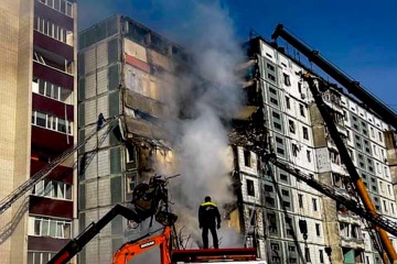 Rosja ostrzelała Ukrainę rakietami - budynki mieszkalne zostały zniszczone w trzech miastach, są zabici i ranni

