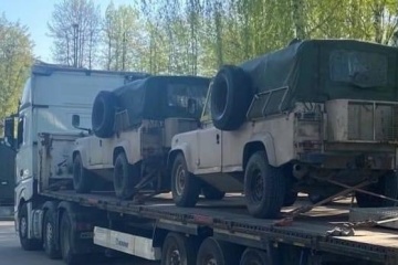 Lituania entrega todoterrenos Land Rover y raciones de combate a Ucrania