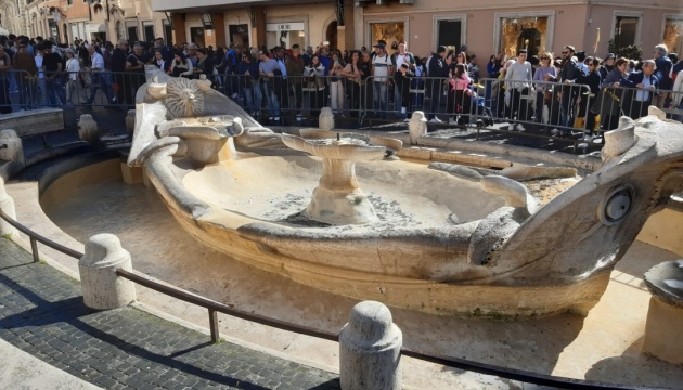 Екоактивісти залили чорною рідиною знаменитий фонтан у Римі