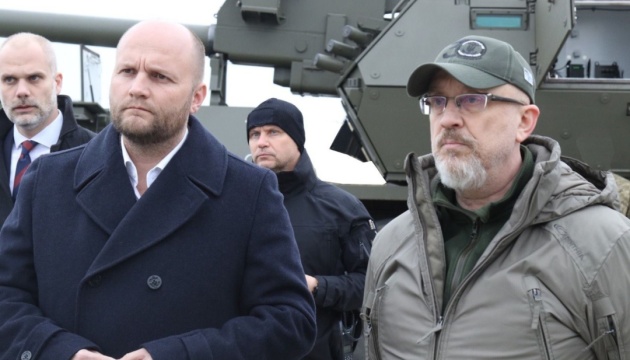 Ukrainian, Slovak defense ministers discuss operation of artillery systems