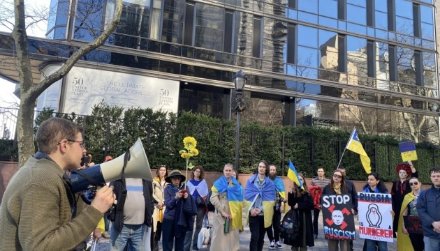 Українці в Нью-Йорку вийшли на протест проти головування росії у Радбезі ООН
