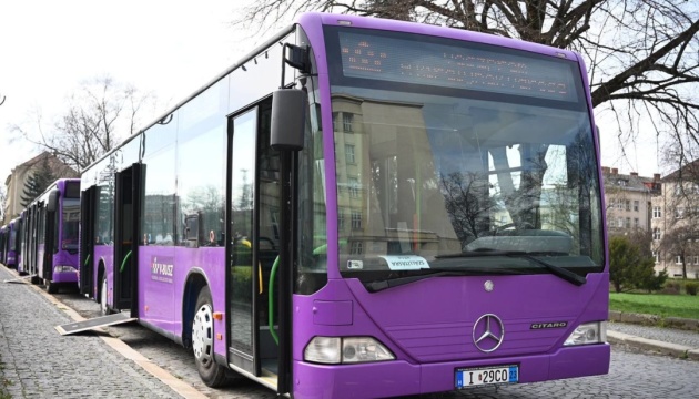 Угорщина передала шість автобусів для постраждалих від російської окупації громад