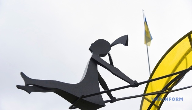 У Бородянці встановили скульптуру «Дівчинка під сонцем» до річниці деокупації Київщини