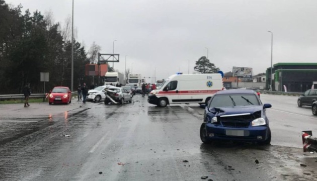 Під Києвом сталася масштабна ДТП - пошкоджені дев’ять автомобілів, є постраждалі