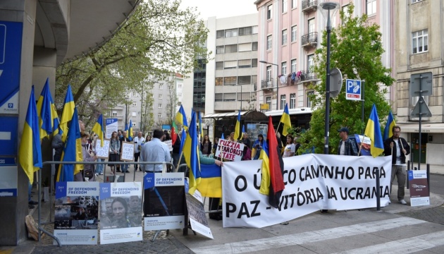 Українці провели акцію навпроти російського посольства у Лісабоні
