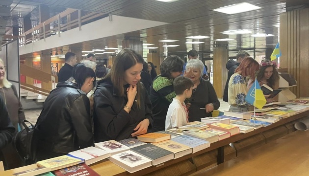 «Українську книжкову поличку» відкрили у Скоп’є