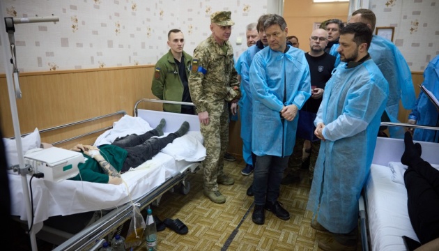 Зеленський на Чернігівщині відвідав госпіталь і вручив нагороди пораненим військовим