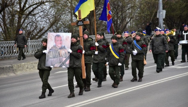 В Івано-Франківську сотні людей вийшли на ходу прощання із загиблим Віталієм Меріновим