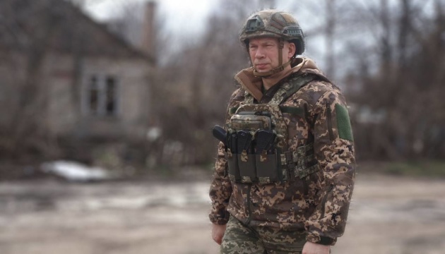 Syrsky visita a los soldados ucranianos en la dirección de Bajmut