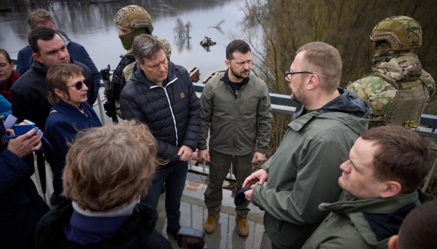 ゼレンシキー宇大統領、ハーベック独副首相と露軍に占領されていたウクライナ北部訪問