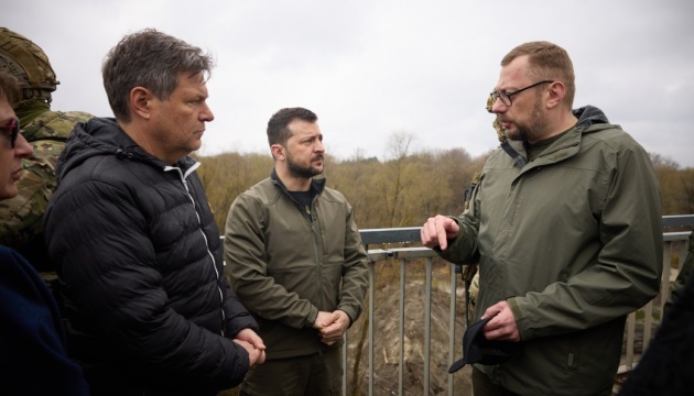 Wiederaufbau der Oblast Tschernihiw: Selenskyj zeigt Habeck Instandsetzung der Brücke über die Desna