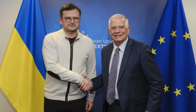 Kuleba y Borrell discuten la ampliación del apoyo de seguridad para Ucrania