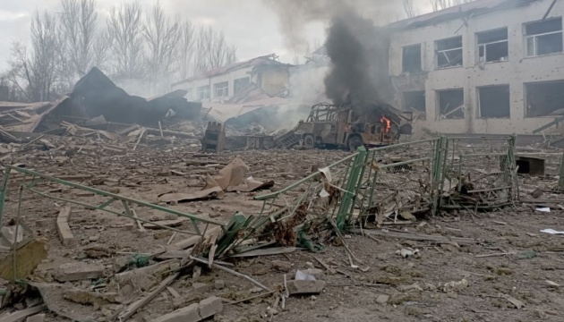 Durch feindlichen Luftangriff Gymnasium in Orichiw in Region Saporischschja zerstört