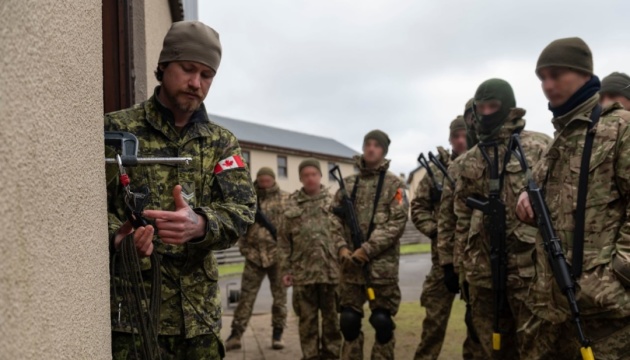 «Протимінні» навчання: українських військових у Британії тренують канадські інструктори