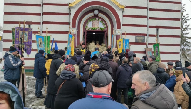 Підперли двері ломом: на Буковині священники УПЦ МП не пускали до храму труну із загиблим солдатом